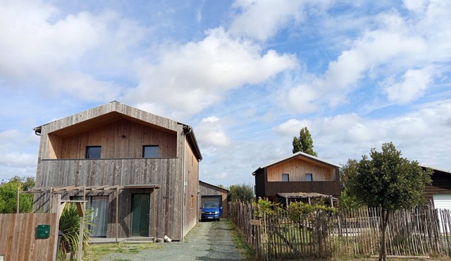 2 wooden houses near the ocean. Quiet, perfect for family gatherings.