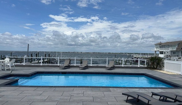 2 Worlds - Amazing Bay Views. Sun, Pool- Very close to private Ocean beach