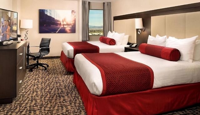 2 x Elite 2 Queens at The STRAT Hotel, Casino & Tower