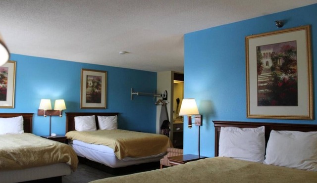 2 x Non-Smoking Triple Queen at FairBridge Inn Express Mt Vernon