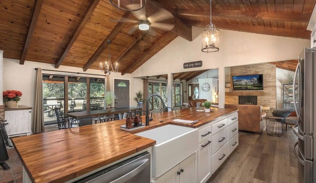 2 Yards Yosemite Escape, Game Room + Deck + EV Charger + Pets
