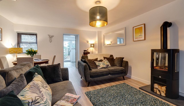 2 YSGOLDY, family friendly, country holiday cottage in Bethesda