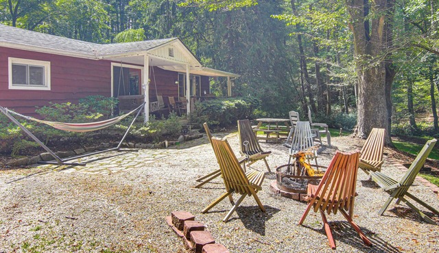 20-Acre Cabin w/Pond: 5 Mi to Biltmore Estate!