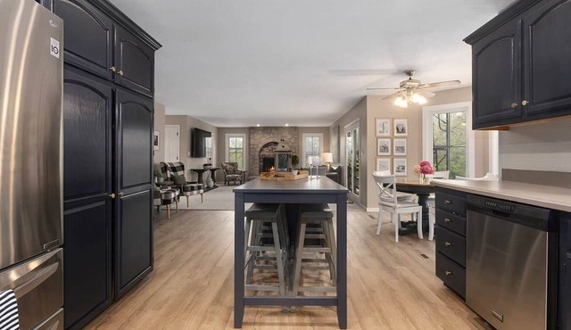 20-Acre Estate w/Party Barn | Near Stadium