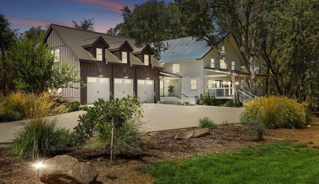 20 Acre- Modern Farmhouse Estate-Custom Pickleball court! Pool! Game room!