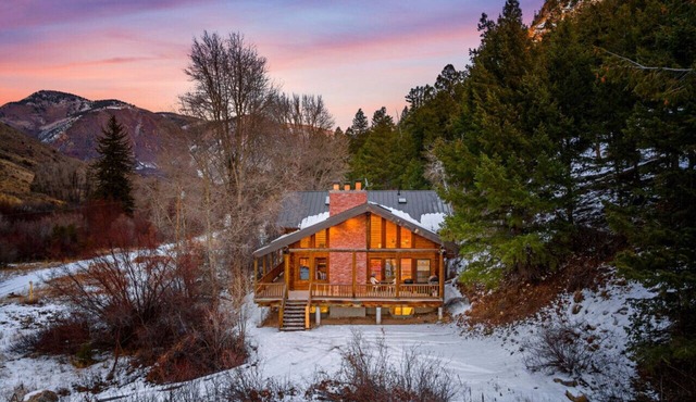 20 Acres! Arcade Games! Backs to River! Sleeps 22!