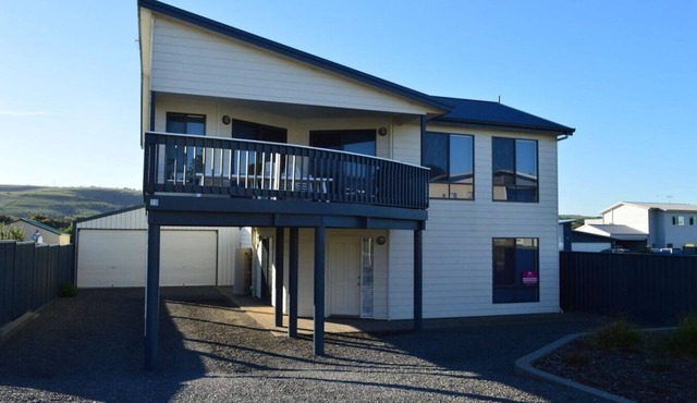 20 Albatross Avenue, Chiton