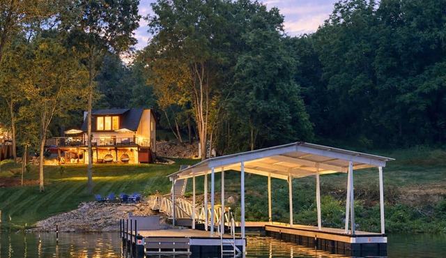 20% Discount Lone Oak Lakehouse- Luxury, Lakefront, Firepit, Hot Tub, Kayaks