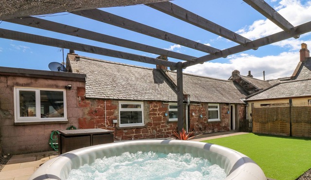 20 DOUNE COTTAGE, pet friendly, with hot tub in Edzell