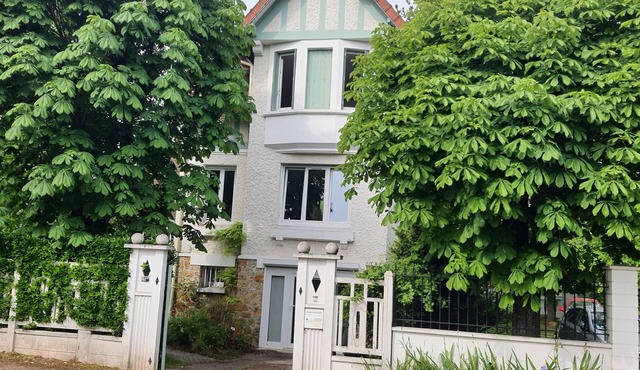 20' from Paris and Versailles: house with garden in a green setting