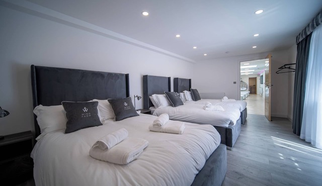 20 Guest Luxury Stay - Private Pool, Hot Tub & Gym.