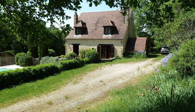 20 km from Sarlat, a haven of peace welcomes you .