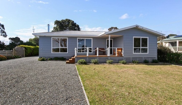 20 metres from the safest familiy beach- HAMPTON Style Waterfront Home