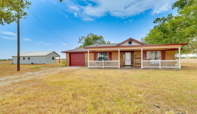 20 Mi to Austin: Texas Farmhouse on 10 Acres