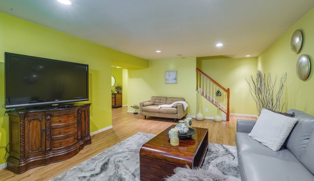 20 Mi to Downtown DC: Pet-Friendly Lorton Apt!