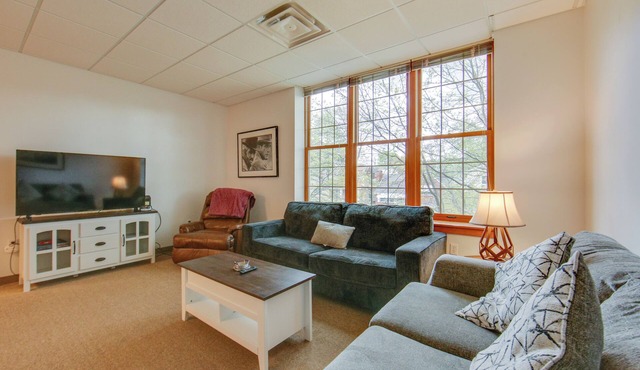 20 Mi to Dtwn Pittsburgh: Pet-Friendly Apartment