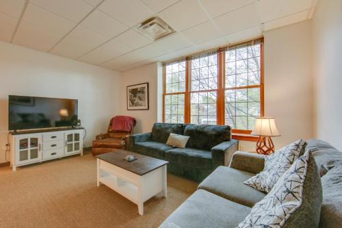 20 Mi to Dtwn Pittsburgh Pet-Friendly Apartment