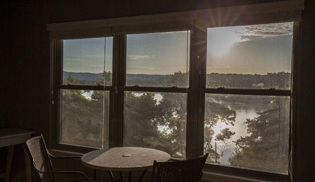 20 Miles to Razorback Stadium; Close in Beaver Lake WATERFRONT