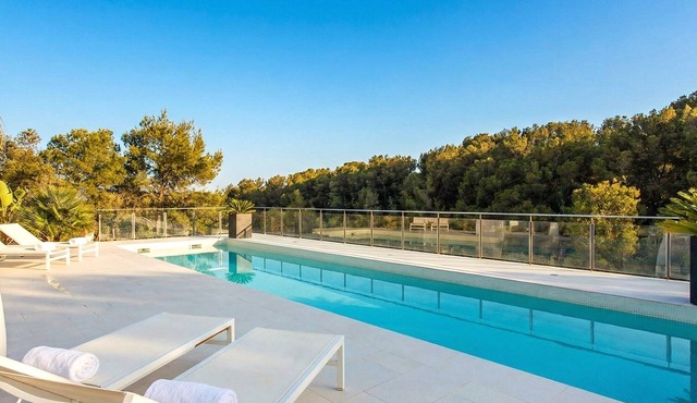 20 min drive/Sitges Villa Mar del Este Calm, Design, Zen, Very well maintained.