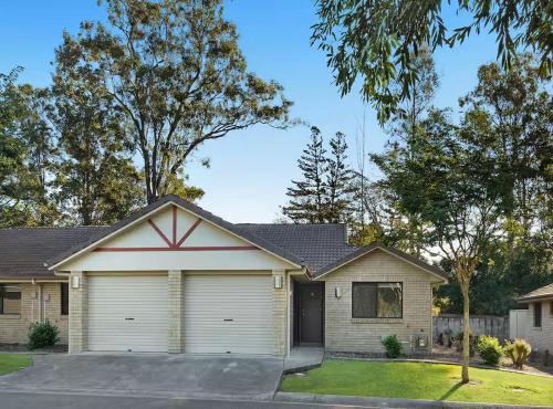 20 Min to Brisbane, Walk to Train, Modern 2BR