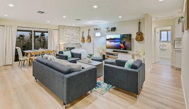 20 min to Disneyland, 7 min to Bella Terra Spacious Family Home Near All the Fun