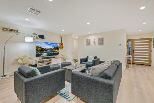 20 min to Disneyland - Spacious Family Home Near All the Fun