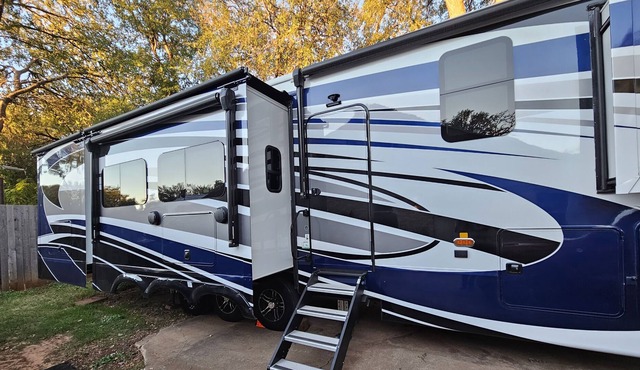 20 Min to Downtown Austin and COTA. New RV w/outdoor amenities seperate pricing
