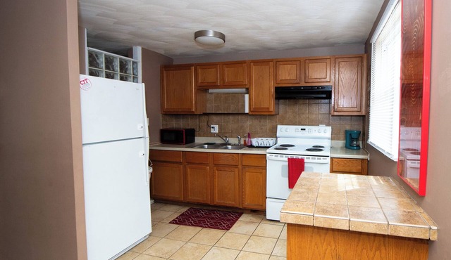 20 min. to Lucas Oil Stadium! Cozy 4 bdrs residence with 2 full baths & deckn