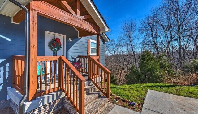 20 min to Nashville! 2600sq ft! Peaceful setting! 5 bedrooms! Sleeps 16!