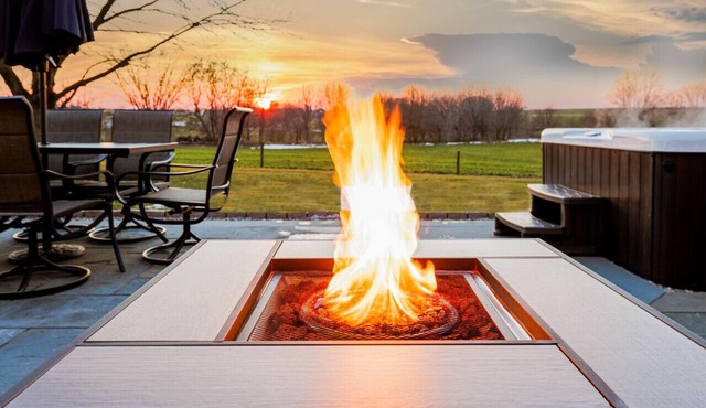 20 min to Sight& Sound*game room*patio*hot tub