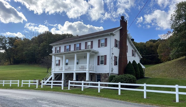 20 min to State College! 1860’s country home. Spacious/quiet/walking tr