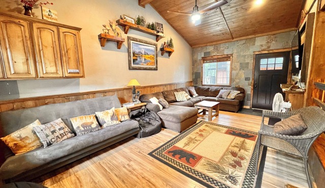 🌲20 Min to Yellowstone, High Speed Fiber, Hot tub, Fire Pit, Play Structure.