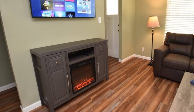 20 min Walk to ND, 3 bedroom 2 bath home(54475)