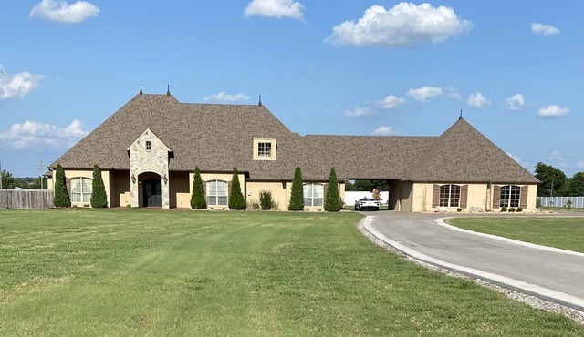 20 mins to downtown Tulsa. Beautiful, luxury home on 10 acres,