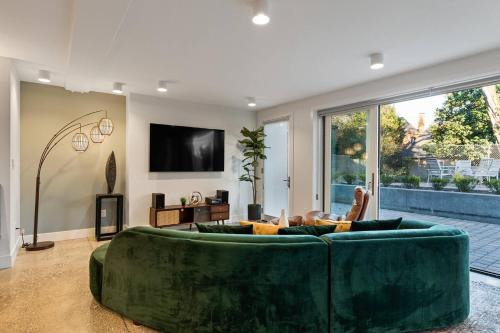 20 mins to FIFA Stadium King Suite Gourmet Kitchen Near UW & Lake Union