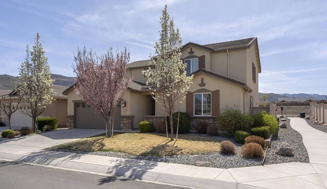 20 mins to Mt Rose SKI TAHOE & 35 Mins to Tahoe & Mt Views 5 Beds 3 Baths Home