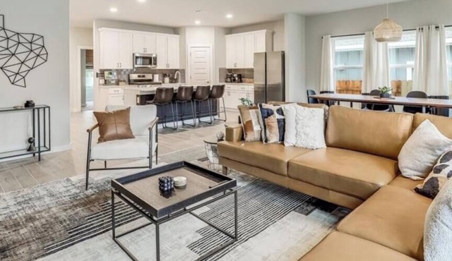 20 Mins to UT | 5BR Family Home + Free Parking