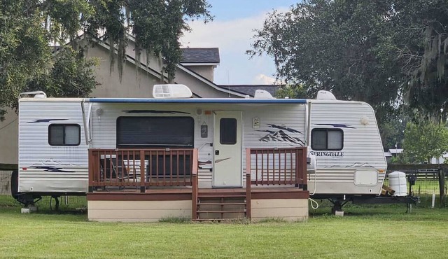 20 mins to WEC 1 bedroom RV on a 12 acre ranch-sleeps 3. Pets welcome. Horses ok