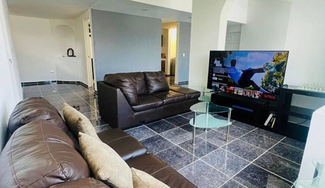 20 minutes from downtown! Ideal house for couples with game room and dining room.