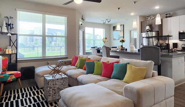 20 minutes from Downtown Houston , Hobby airport, George Bush airport