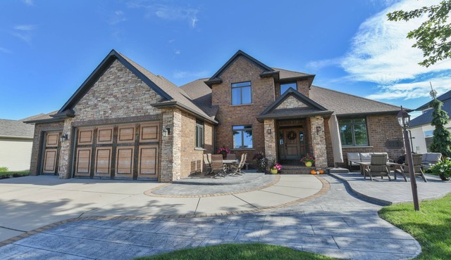 20 minutes from Lambeau Field! Spacious home on golf course with pool.