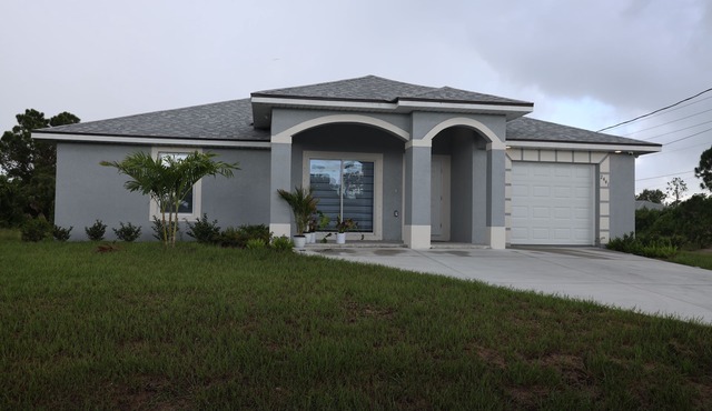 20 Minutes from RSW Airport! Family Friendly Home with a Game Room