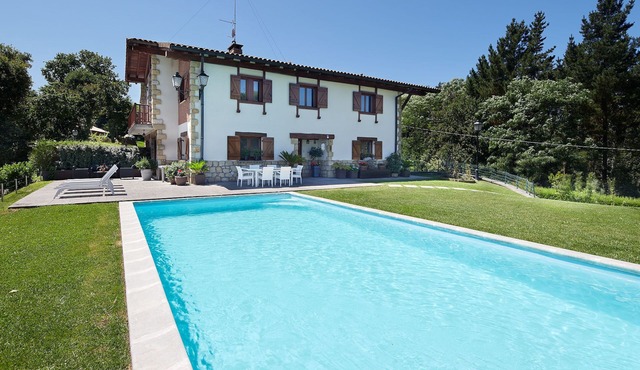 20 minutes from San Sebastian, 1 hour from Bilbao. 5 km from France. Bay views.