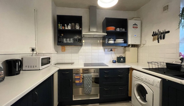 20 minutes to Central London! Family sized apartment opposite park and shops