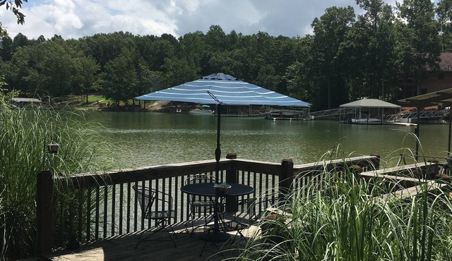 20 Minutes to Clemson - Remodeled 4 BR/3 BA Waterfront