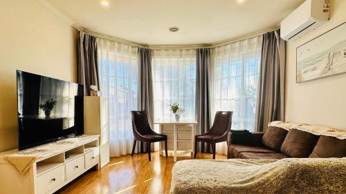 20 minutes to Mel CBD 2 BRs AirCon unit guest house