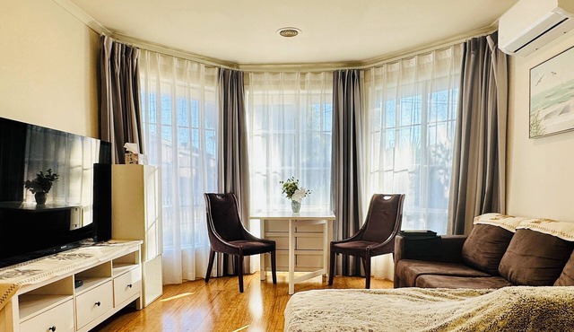 20 minutes to Mel CBD! 2 BRs AirCon unit house with living kitchen parking.