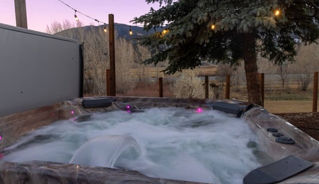 20 minutes to Monarch w/Hot Tub & Game Room!