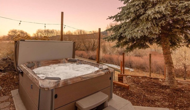 20 minutes to Monarch w/Hot Tub & Game Room!