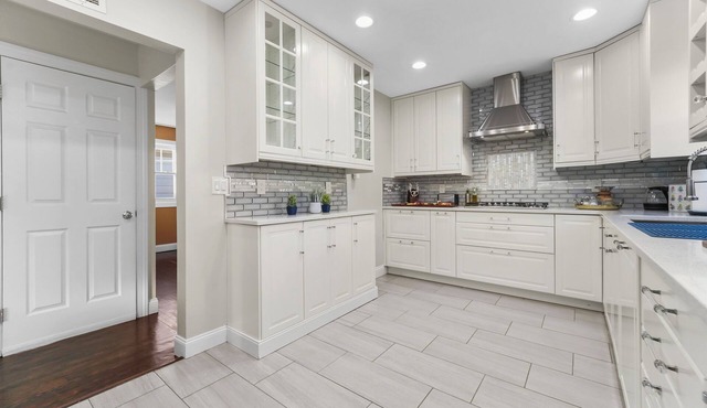 20% Off 6br Home 3 parking spaces, Chef’s Kitchen